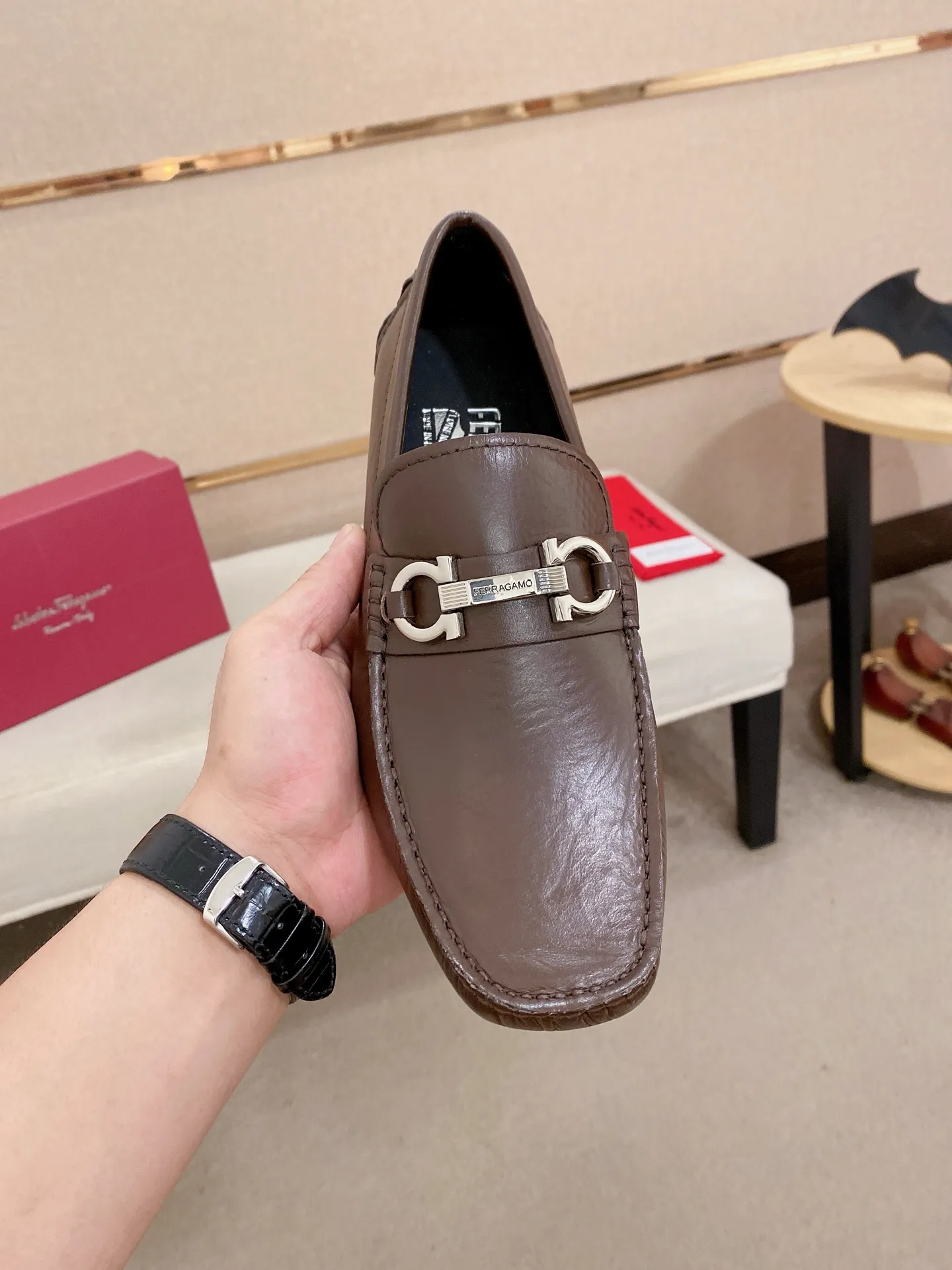 Men's shoes💰: 540💰High-end quality! Ferragamo🆕🆕Exclusive hot-selling products in stock🔥🔥New products on the shelves, high-quality Ferragamo men's pea shoes, high-end casual driving shoes, with complete packaging! 💪 💪 Material: imported first-layer pebbled cowhide 🐂 + imported high-quality water-dyed cowhide lining + wear-resistant outsole 👍🏻👍🏻 Features: high-end and comfortable, purely handmade 🚀 🚀 Create the perfect shoe that suits you best 🔥 🔥 Size: (38-44) 45 standard size can be customized!